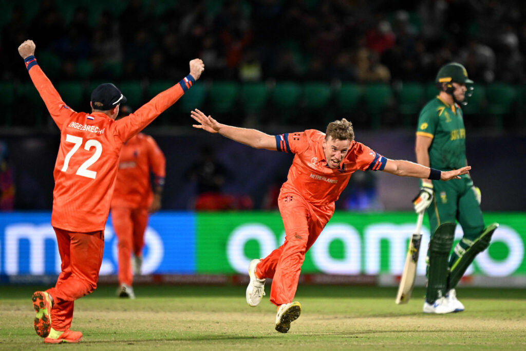 Nederlandse cricketers zorgen voor enorme stunt op WK met winst op Zuid-Afrika